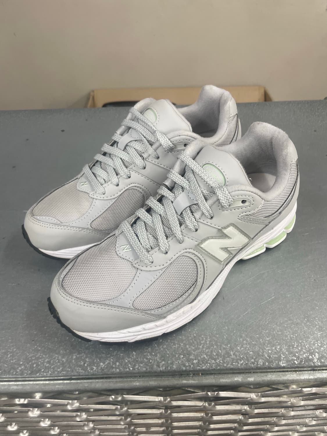 뉴발란스 2002R 그레이 화이트 240 상품이미지2