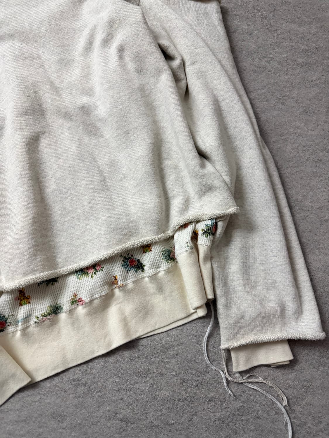 미도리카와 플로럴 레이어드 컷아웃 스웻셔츠 상품이미지5