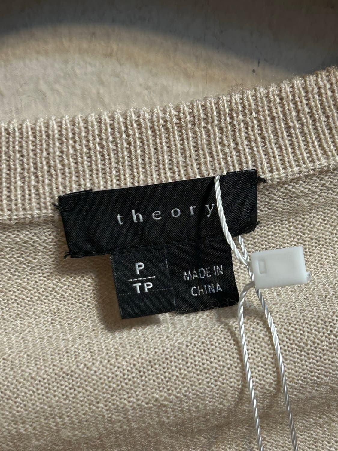 띠어리 시어 울 라운드 니트 베이지 상품이미지5