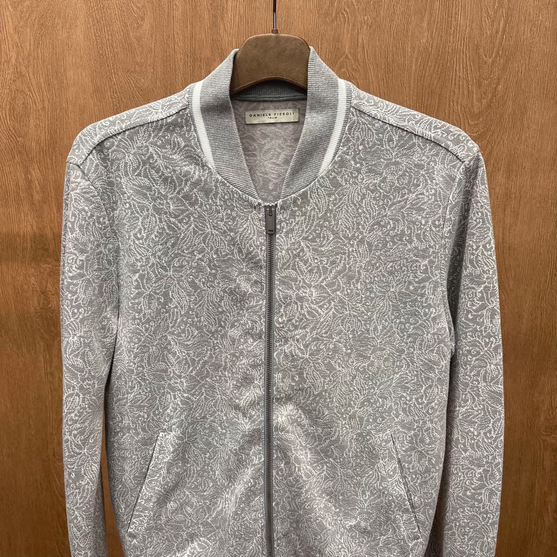 다니엘 피에솔리 집업 가디건 플로럴 자카드 패턴 립 카라 디테일 그레이 상품이미지4