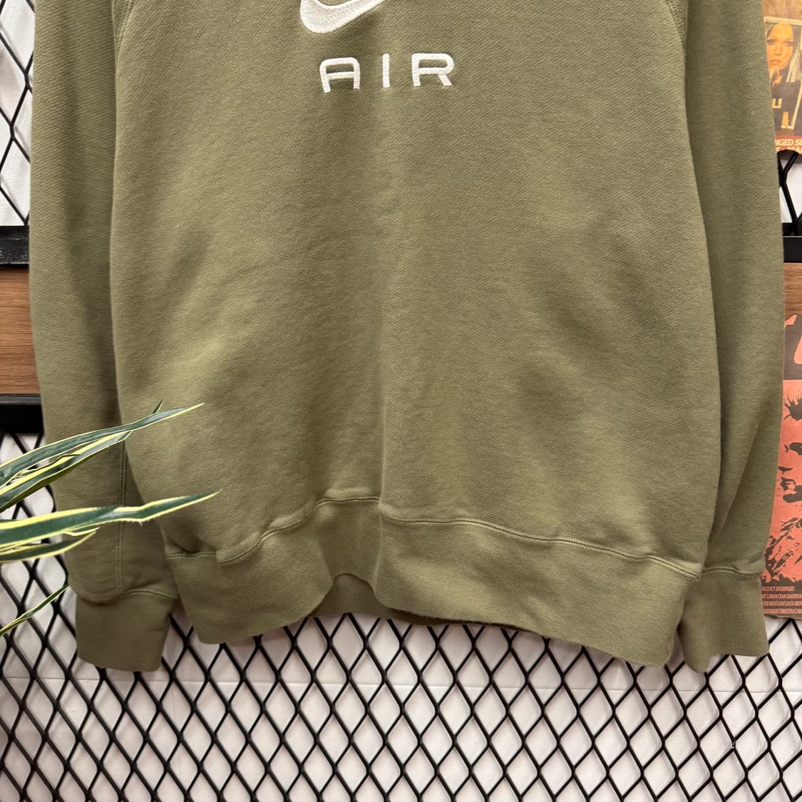 나이키 에어 스웻셔츠 전면 자수 로고 포인트 카키 상품이미지5