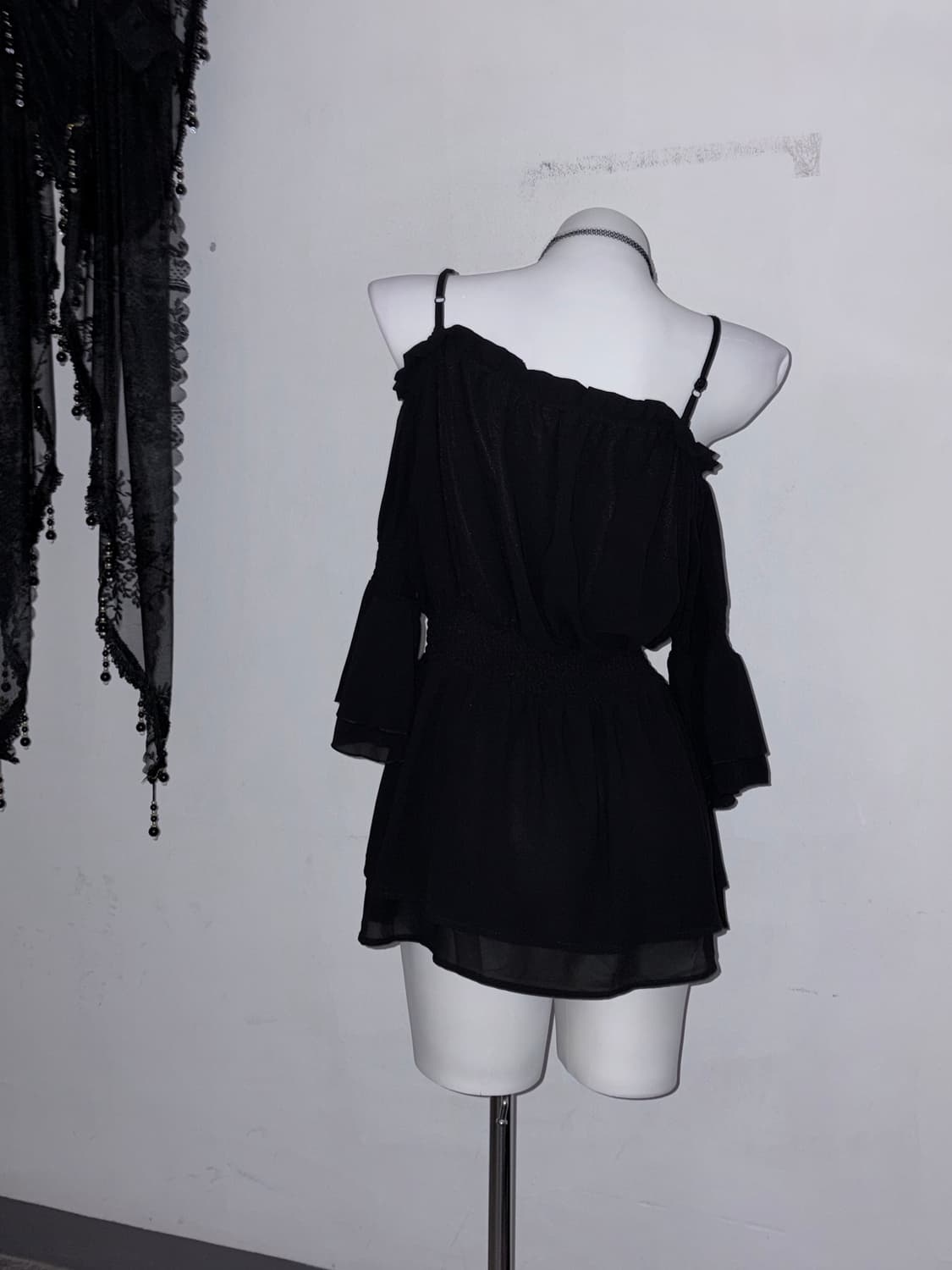 실루엣 💯) 오프숄더 플레어 소매 탑 블랙페미닌 데일리고딕  상품이미지5