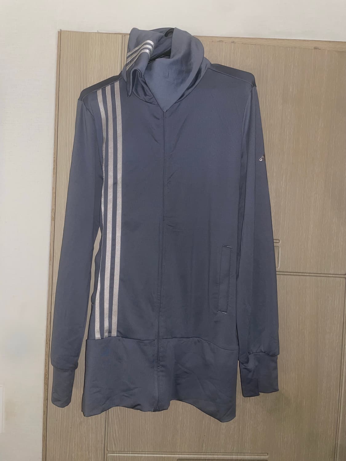 브루탈리즘적 ADIDAS 상품이미지1