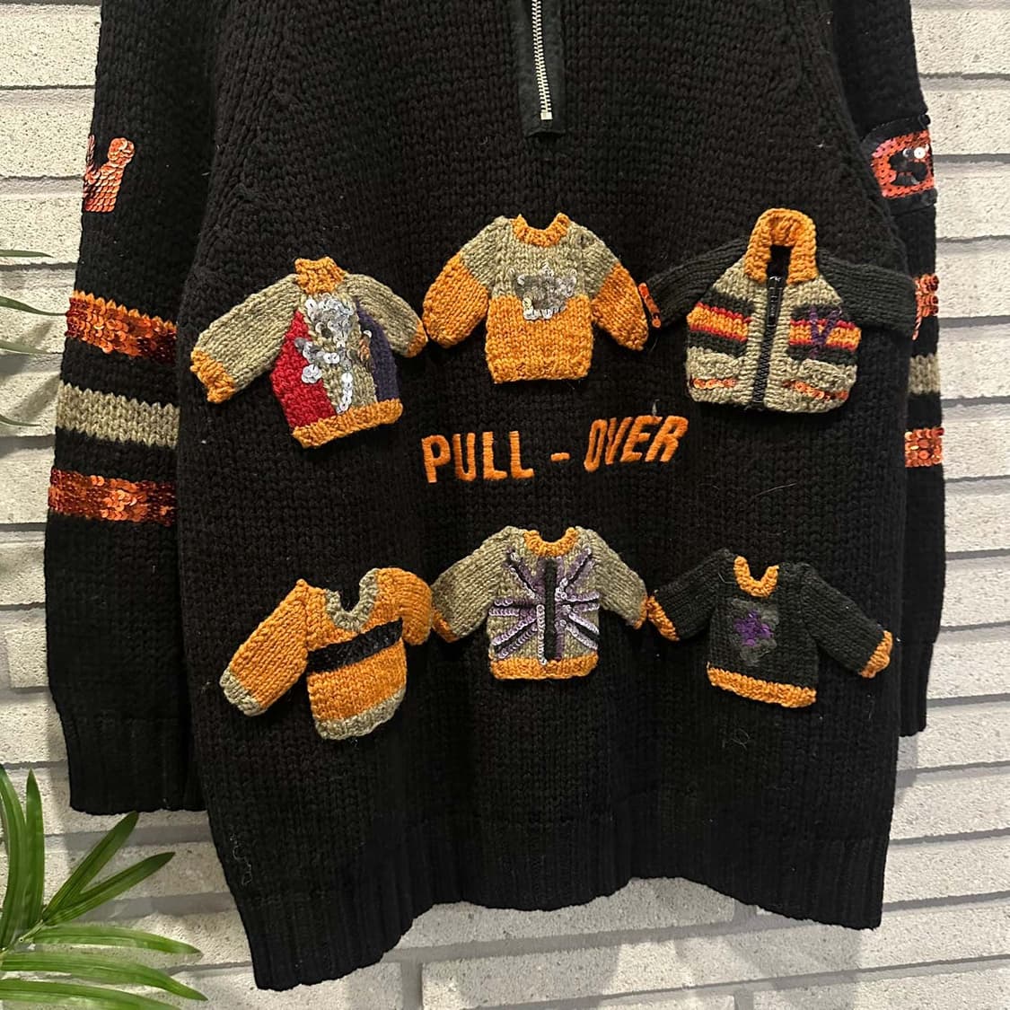 까스텔바작 하프 집업 니트 하이넥 니트 패치 스팽글 디테일 블랙 상품이미지4