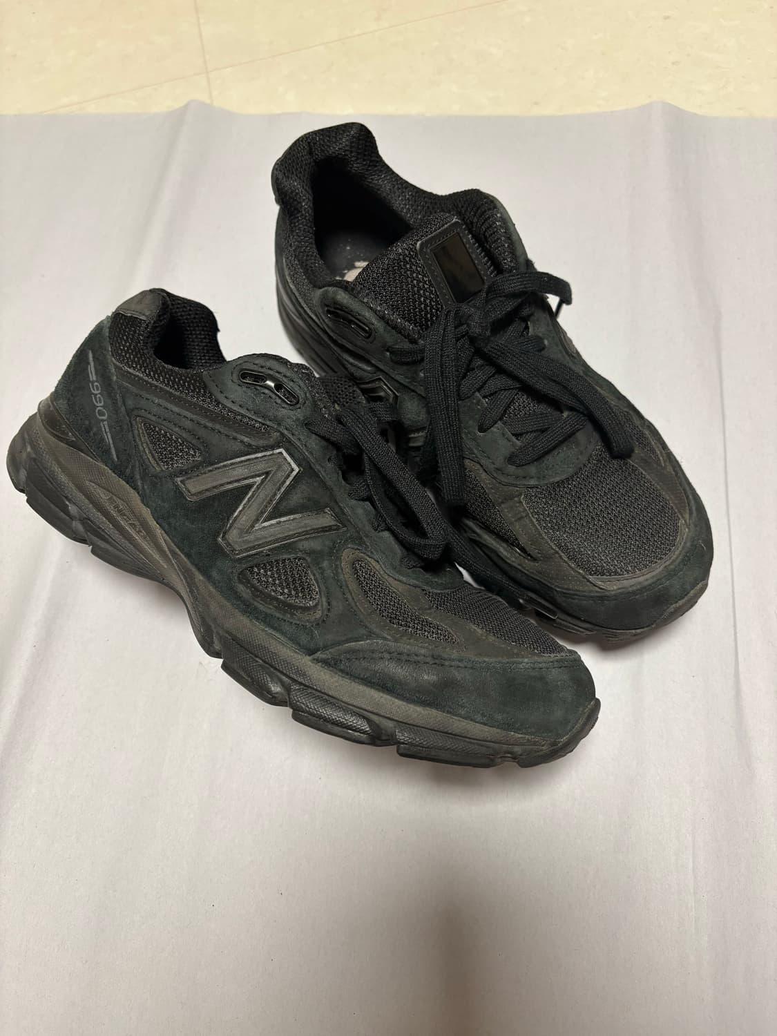 뉴발란스 990 v4 트리플블랙 255 상품이미지1