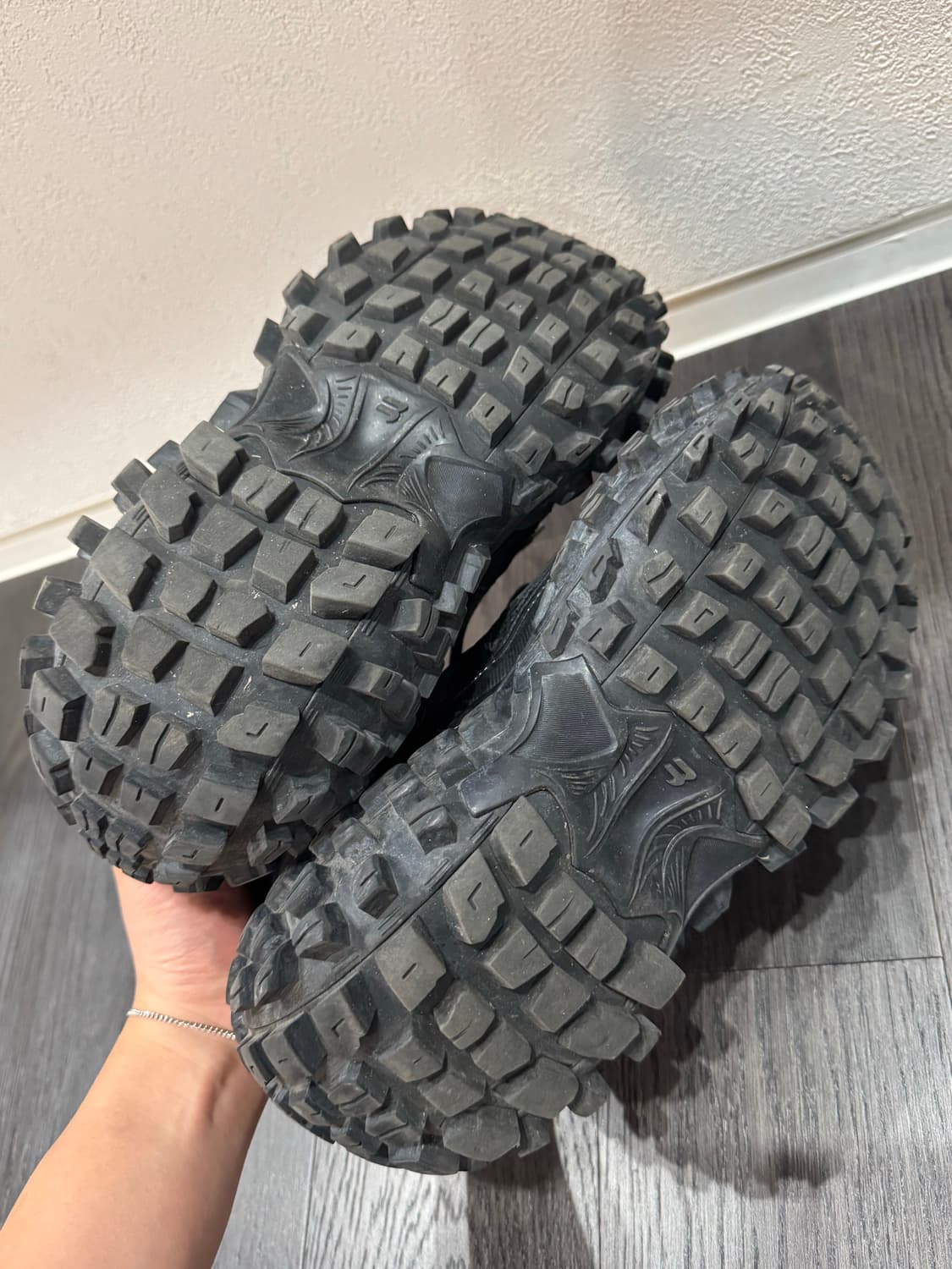 발렌시아가 디펜더 41 상품이미지4