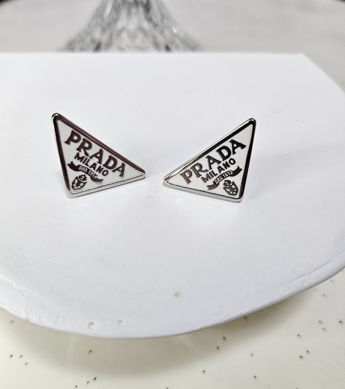 프라다 업사이클링 삼각로고 귀걸이 화이트 상품이미지1
