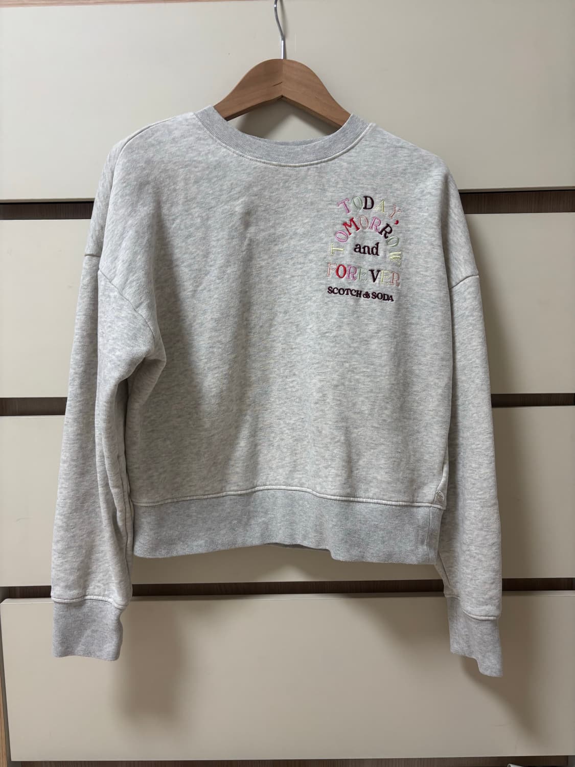 스캐치앤소다 자수 레터링 기모맨투맨 상품이미지1