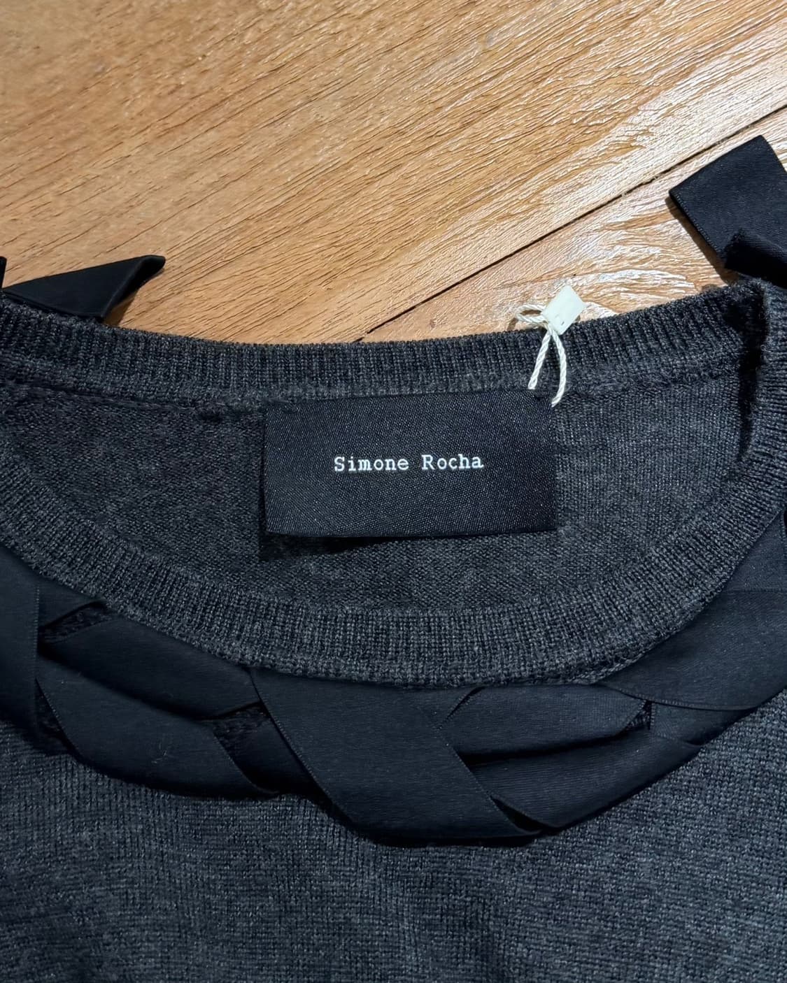 시몬 로샤 차콜 라운드 넥 리본 디테일 니트 상품이미지7