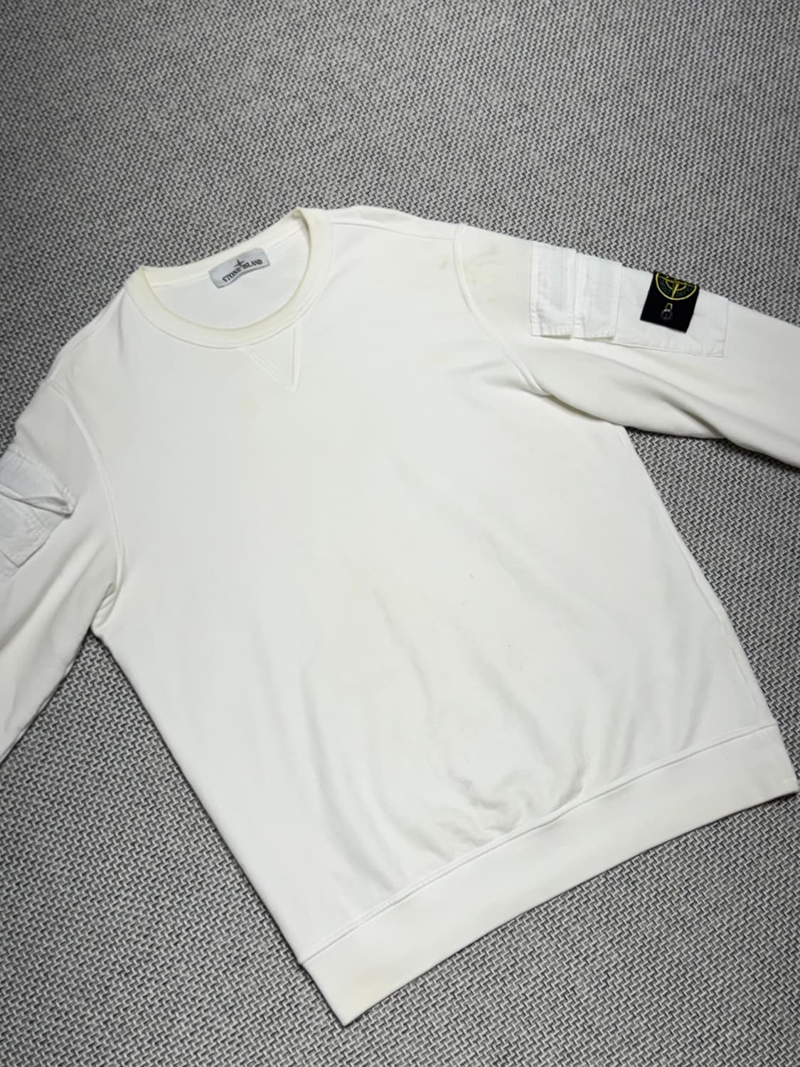 [ 23FW ] 스톤 아일랜드 포켓 와펜 패치 맨투맨 상품이미지4