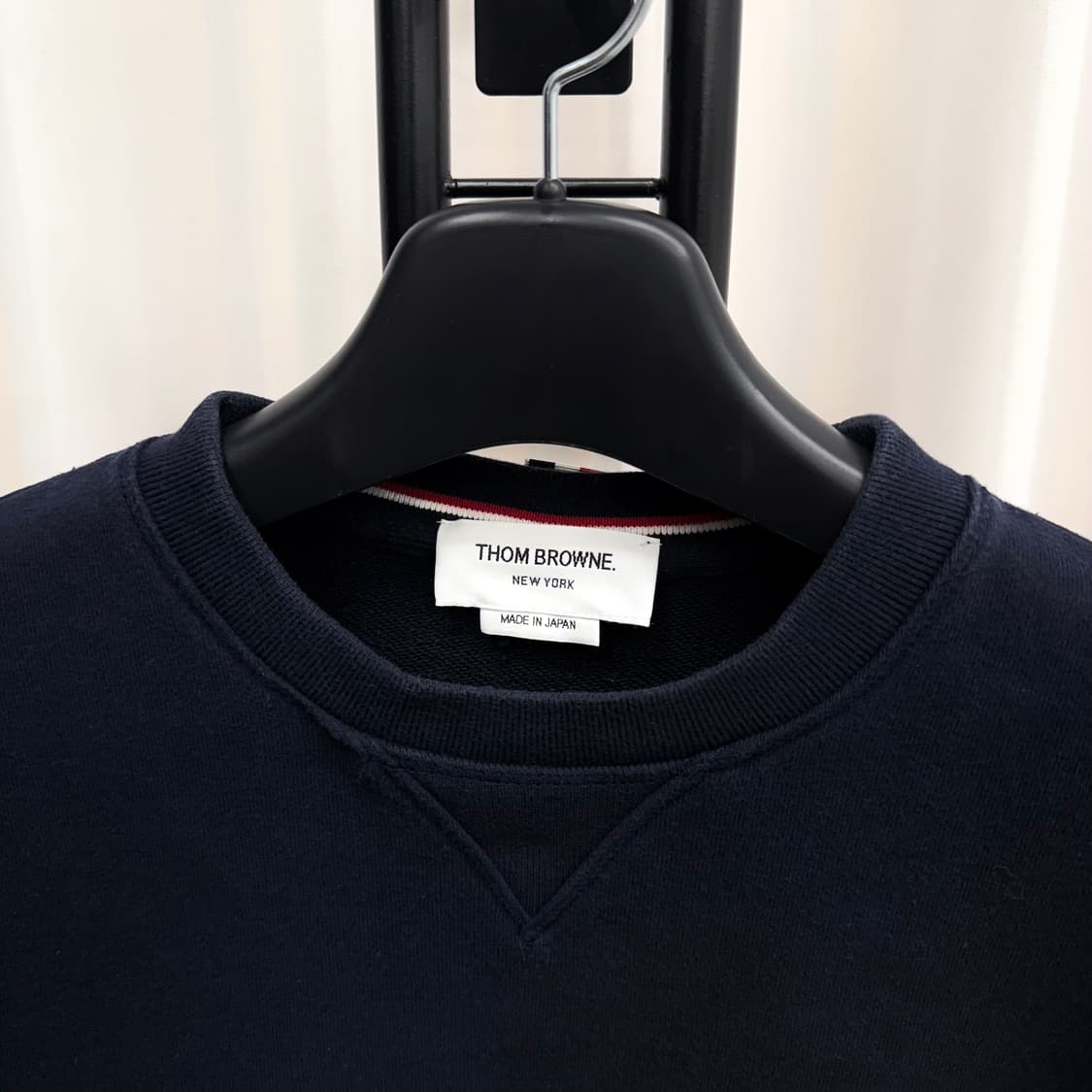 [5] 톰브라운 사선완장 맨투맨 네이비 상품이미지2