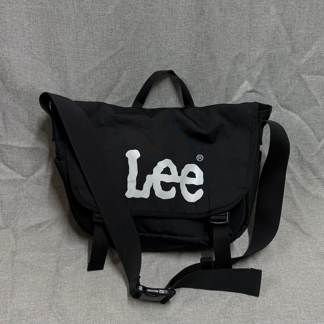 Lee 트위치 로고 코듀라 메신저백 블랙 상품이미지1