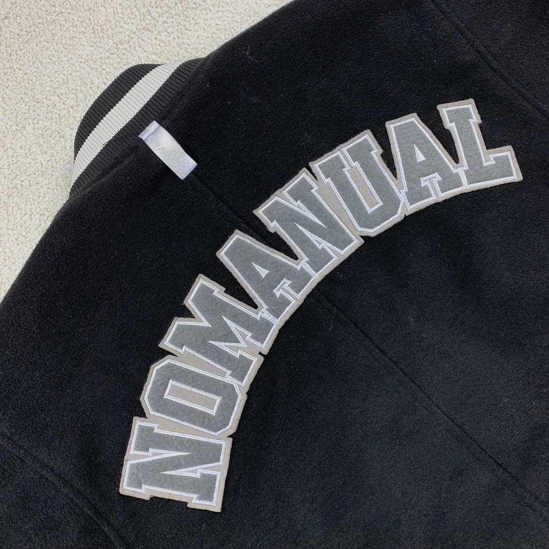 노매뉴얼 자수로고 블랙 바시티 자켓 상품이미지4