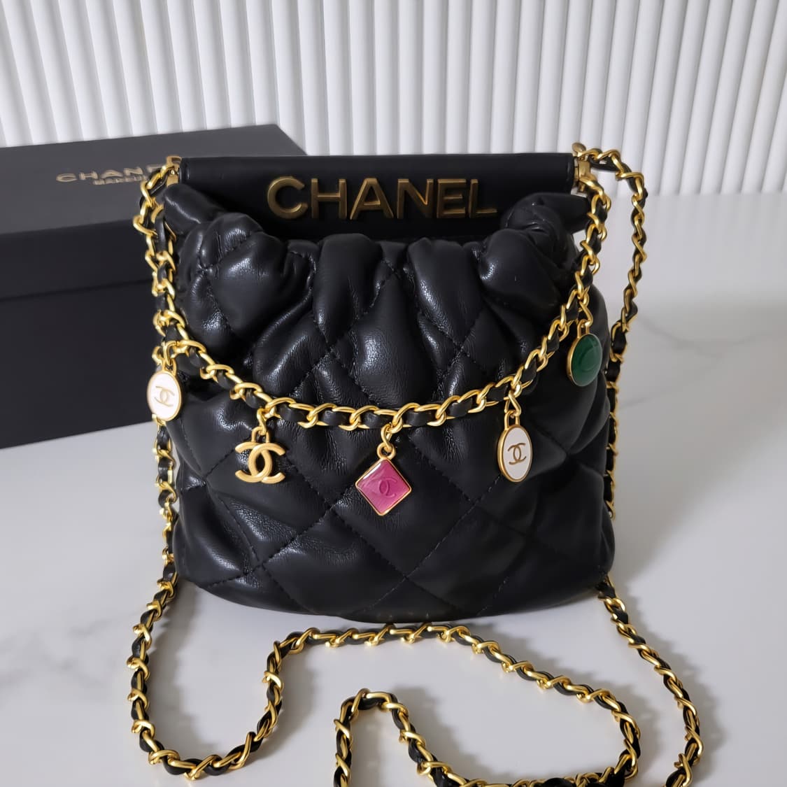 샤넬 뷰티 참장식 램스킨 크로스백 상품이미지1