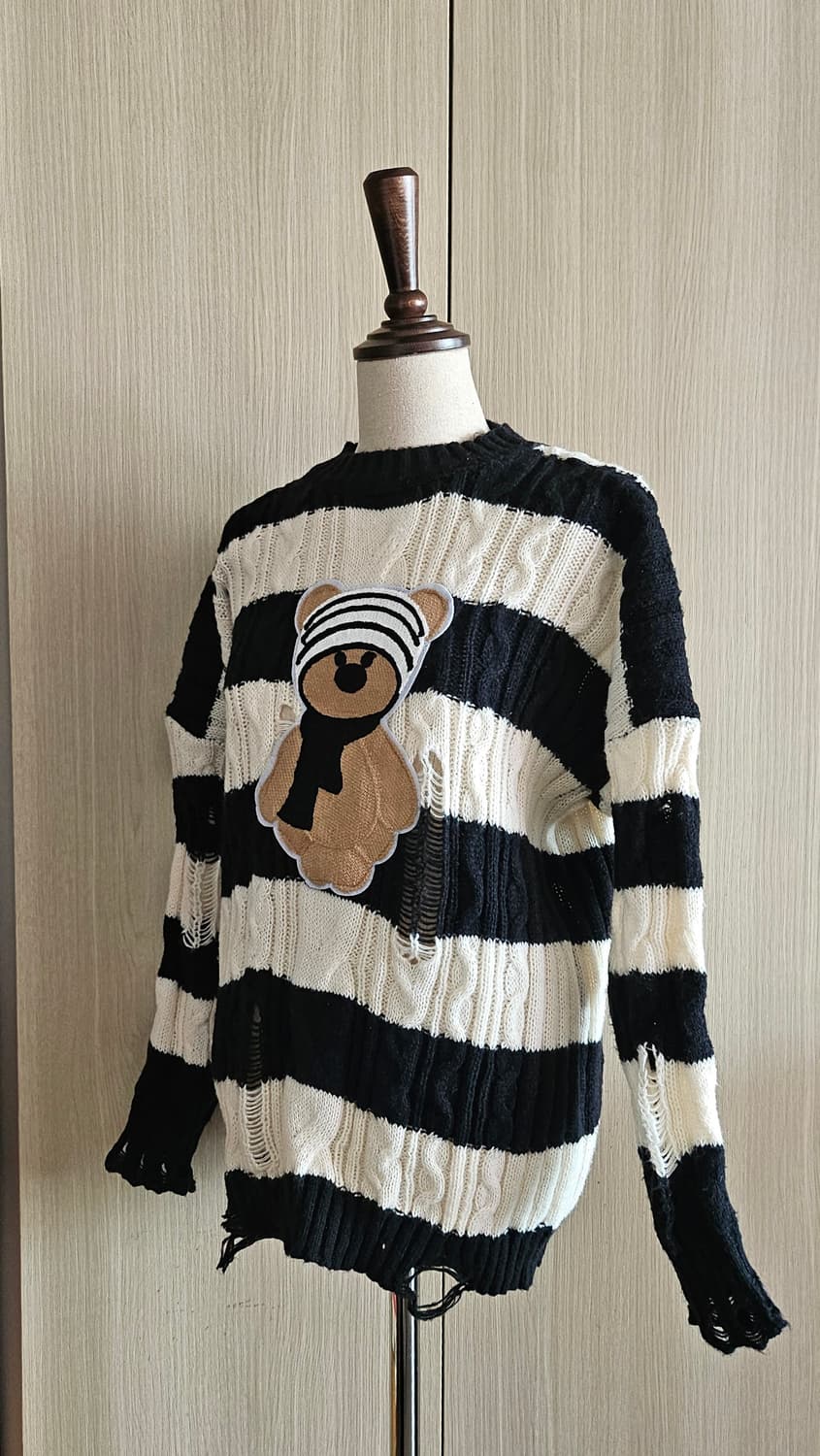 새상품 🧸 테디베어 스웨터 블랙 크림 디스트로이드 스트라이프 M 상품이미지2