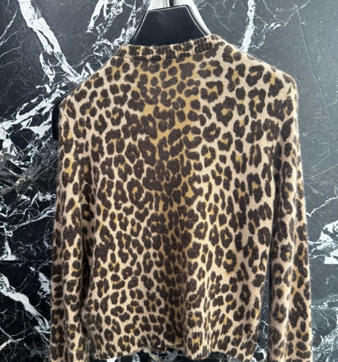 [BTS 뷔님 착용] 셀린느 24fw 캐시미어 레오파드 가디건 상품이미지6