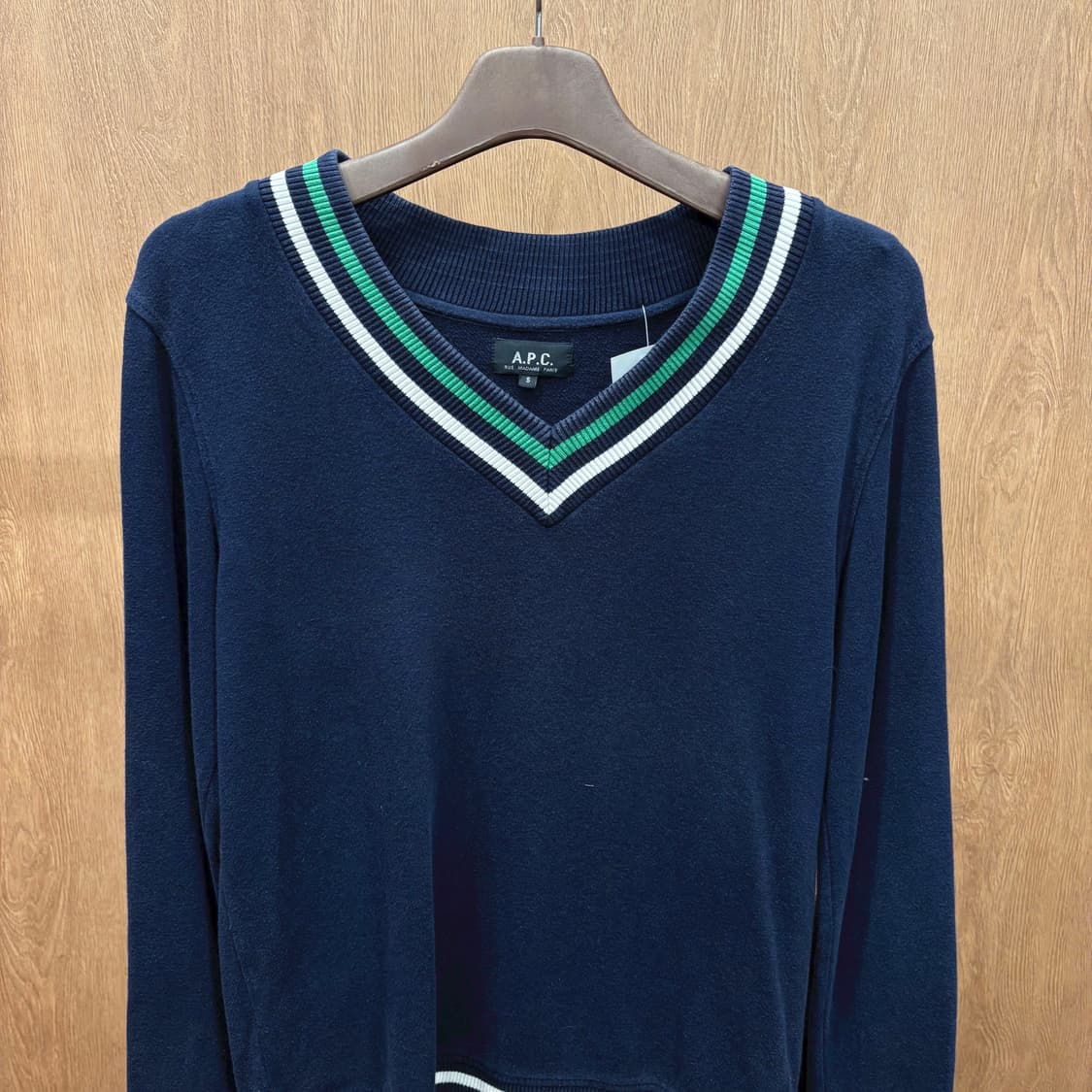 아페쎄 브이넥 코튼 플리스 긴팔 맨투맨 스트라이프 리브 디테일 네이비 상품이미지4