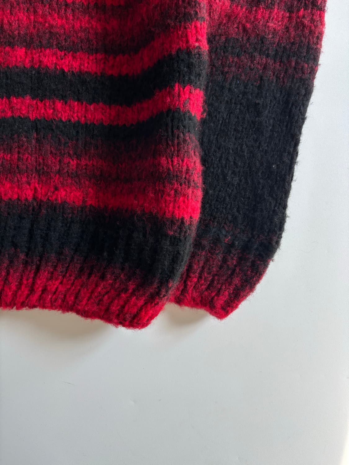 032C 로고 픽셀 그라데이션 레드 니트 상품이미지8