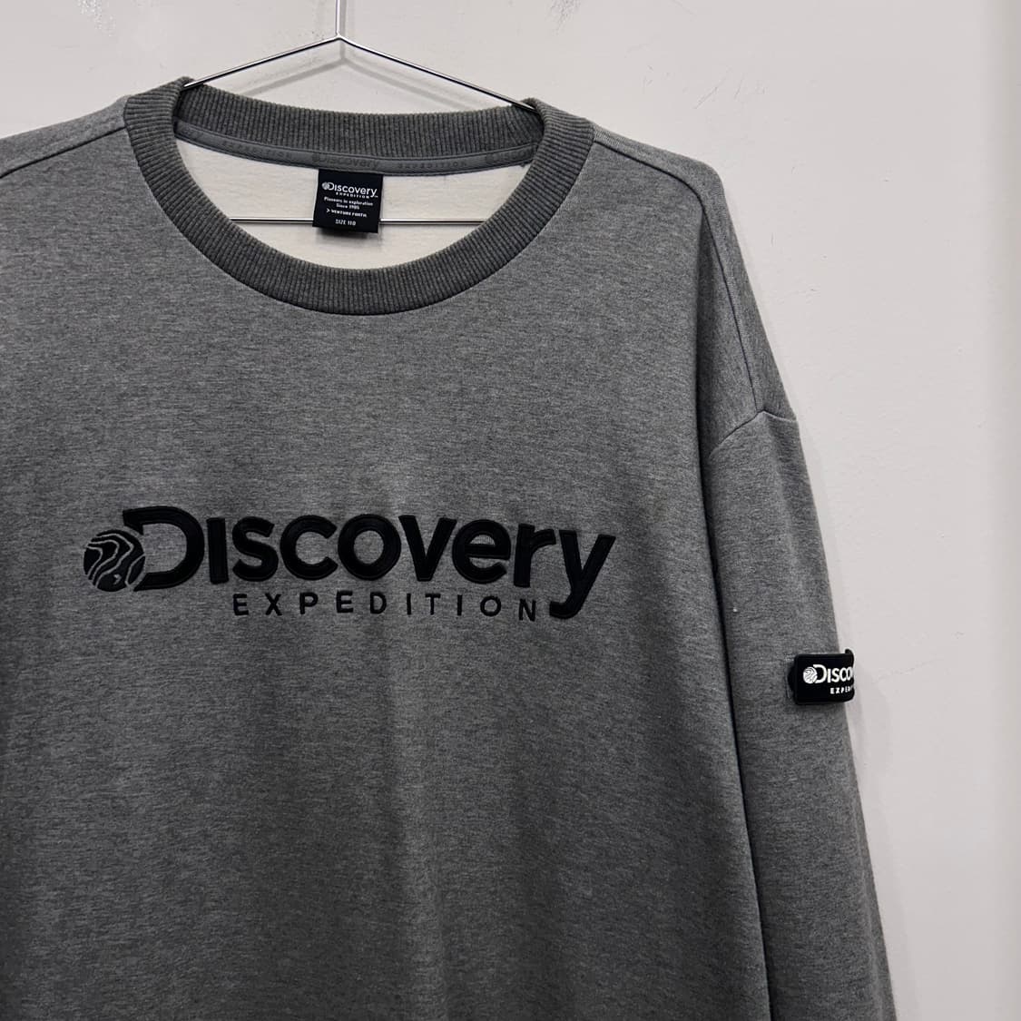 디스커버리 슬리브와펜 자수로고 맨투맨 상품이미지1