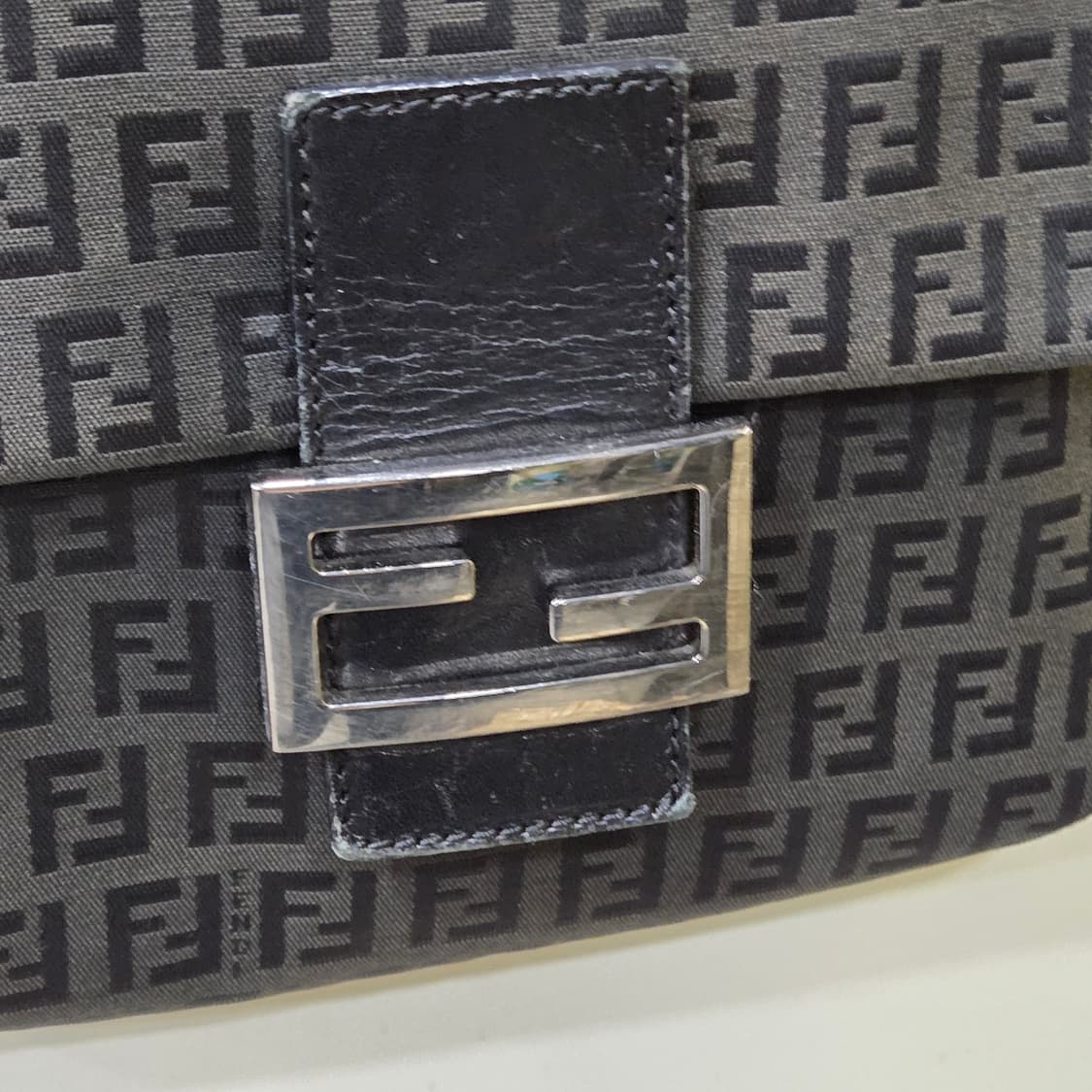 펜디 쥬카 미듐 크로스백 상품이미지9