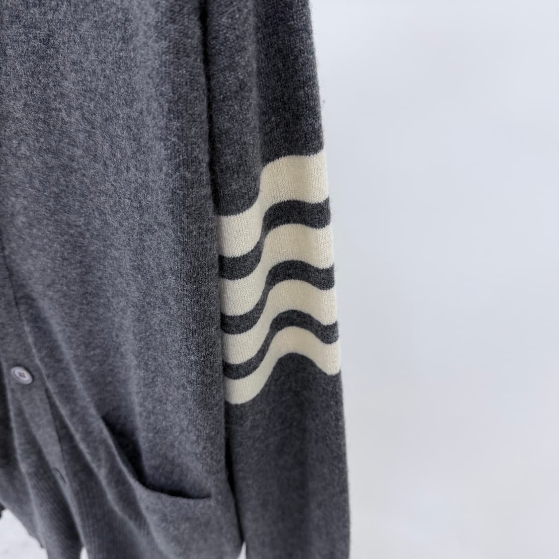 [S+급/3] 톰브라운 사선완장 캐시미어 가디건 그레이 상품이미지2