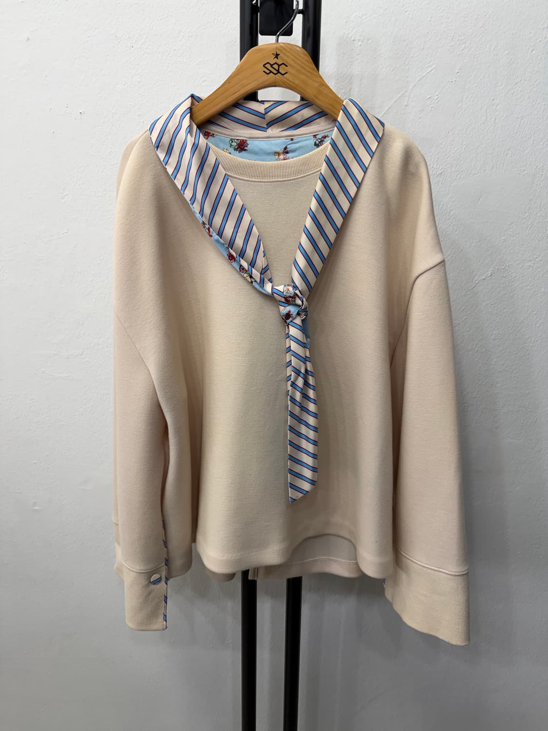 정품) 시스템 한섬 아이보리색 리본넥 블라우스 맨투맨 90 F 상품이미지1