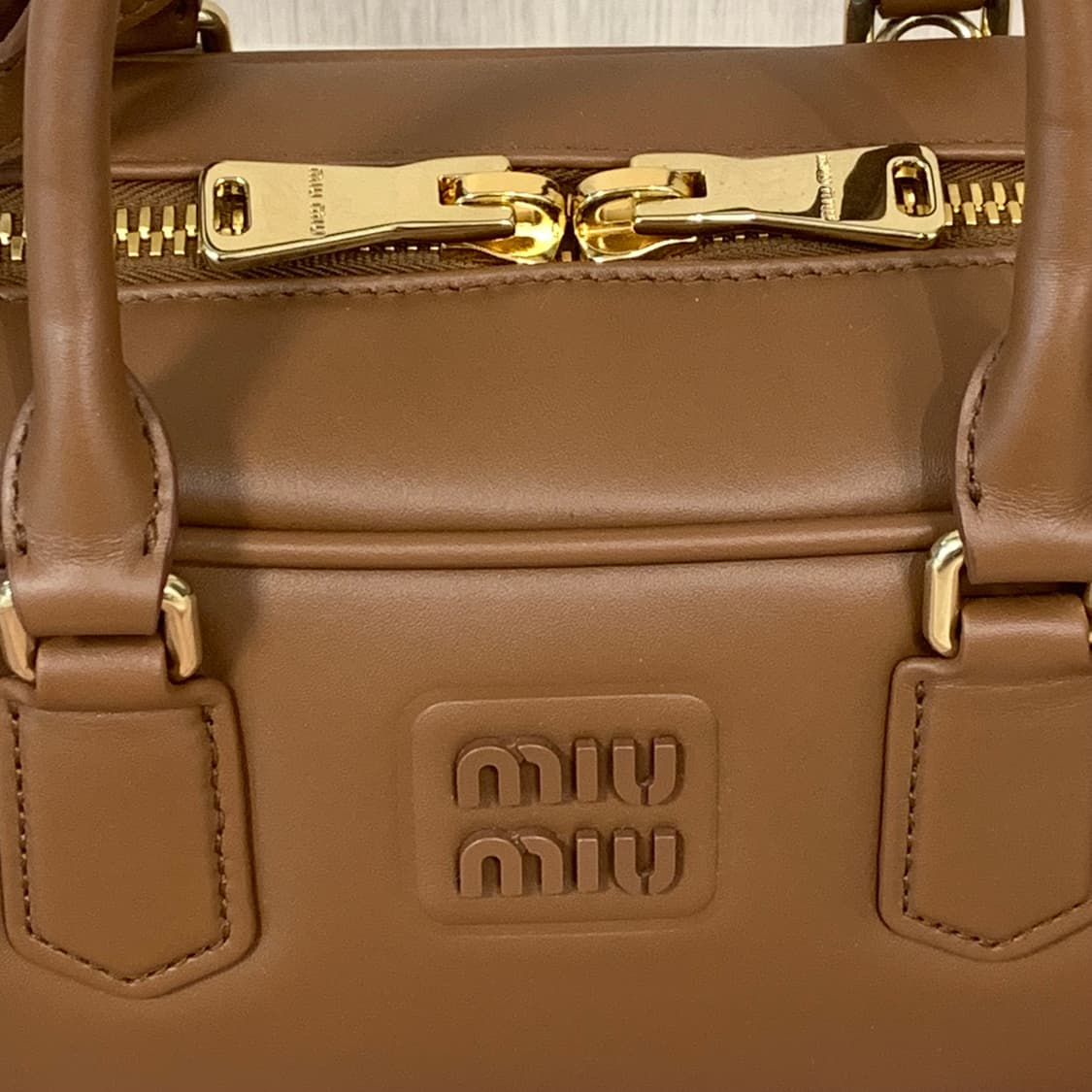 미우미우 레더 아르카디백 라지 꼬냑 수지 장원영 가방 상품이미지3