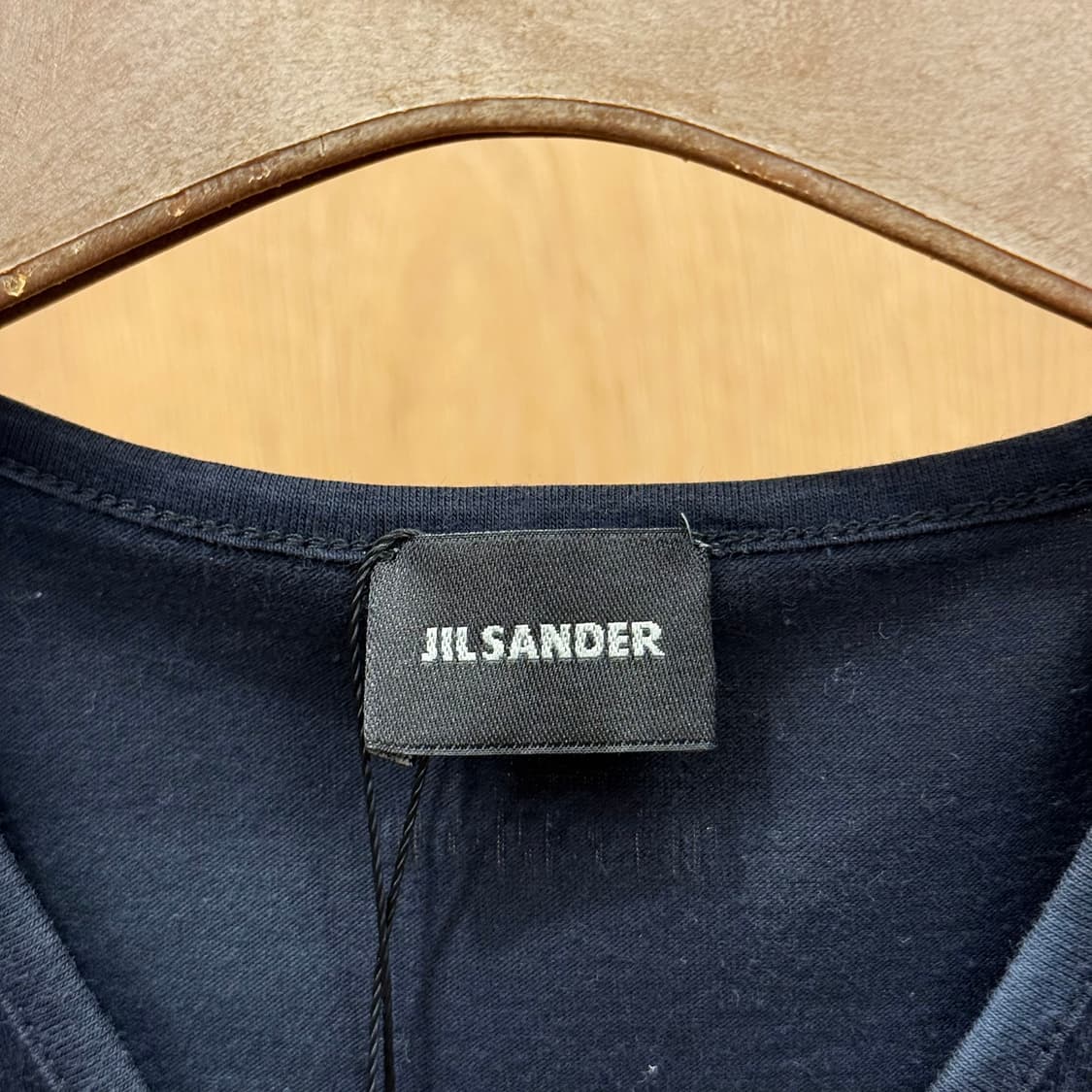 질샌더 브이넥 코튼 반팔 티셔츠 미니멀 백로고 디테일 블랙 상품이미지7