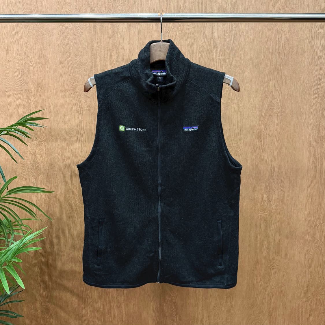 파타고니아 하이넥 플리스 베스트 집업 로고 자수 디테일 레귤러핏 블랙 상품이미지1