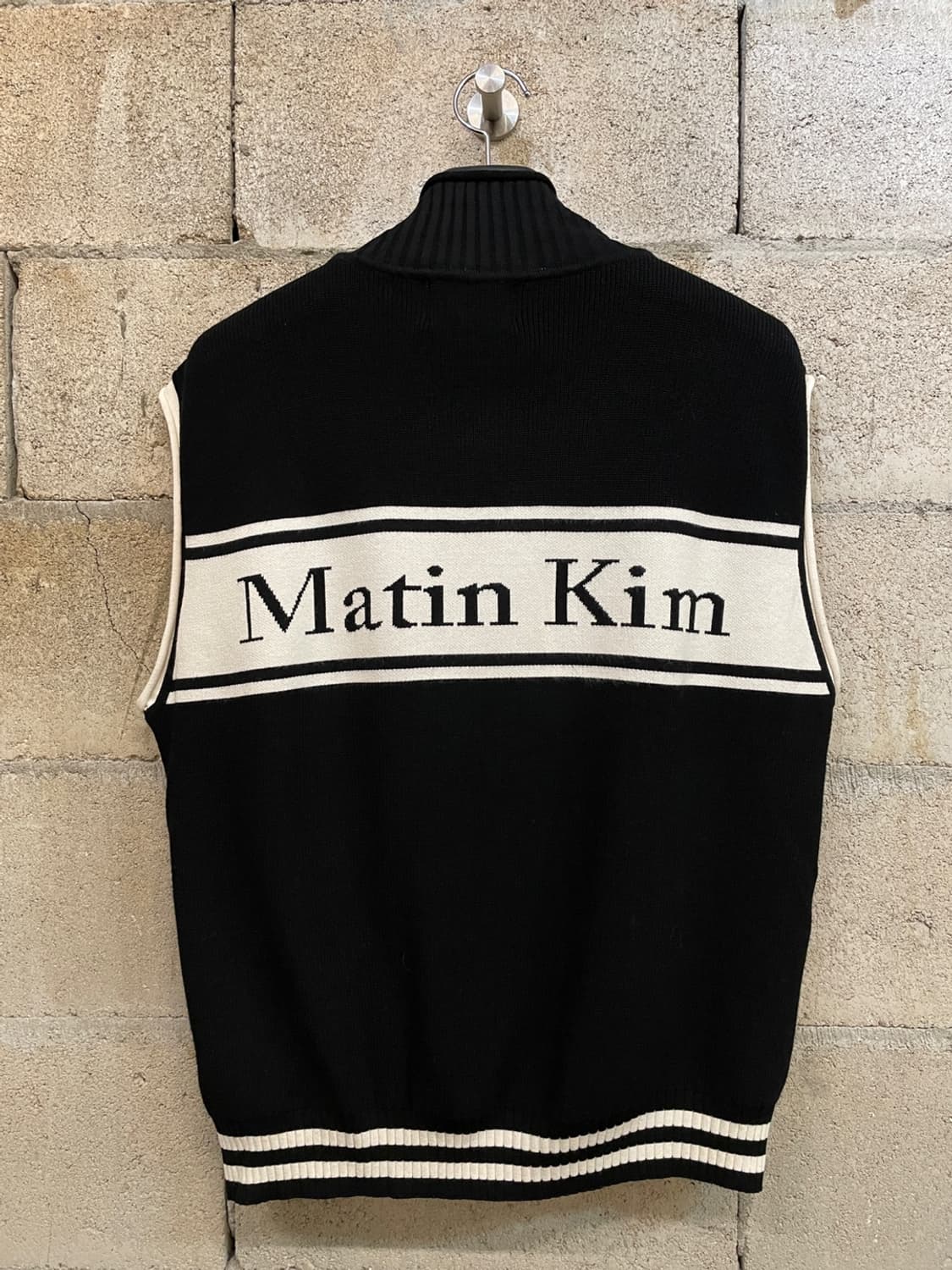 마뗑킴 스펠 포인트 스트라이프 니트 베스트  상품이미지1