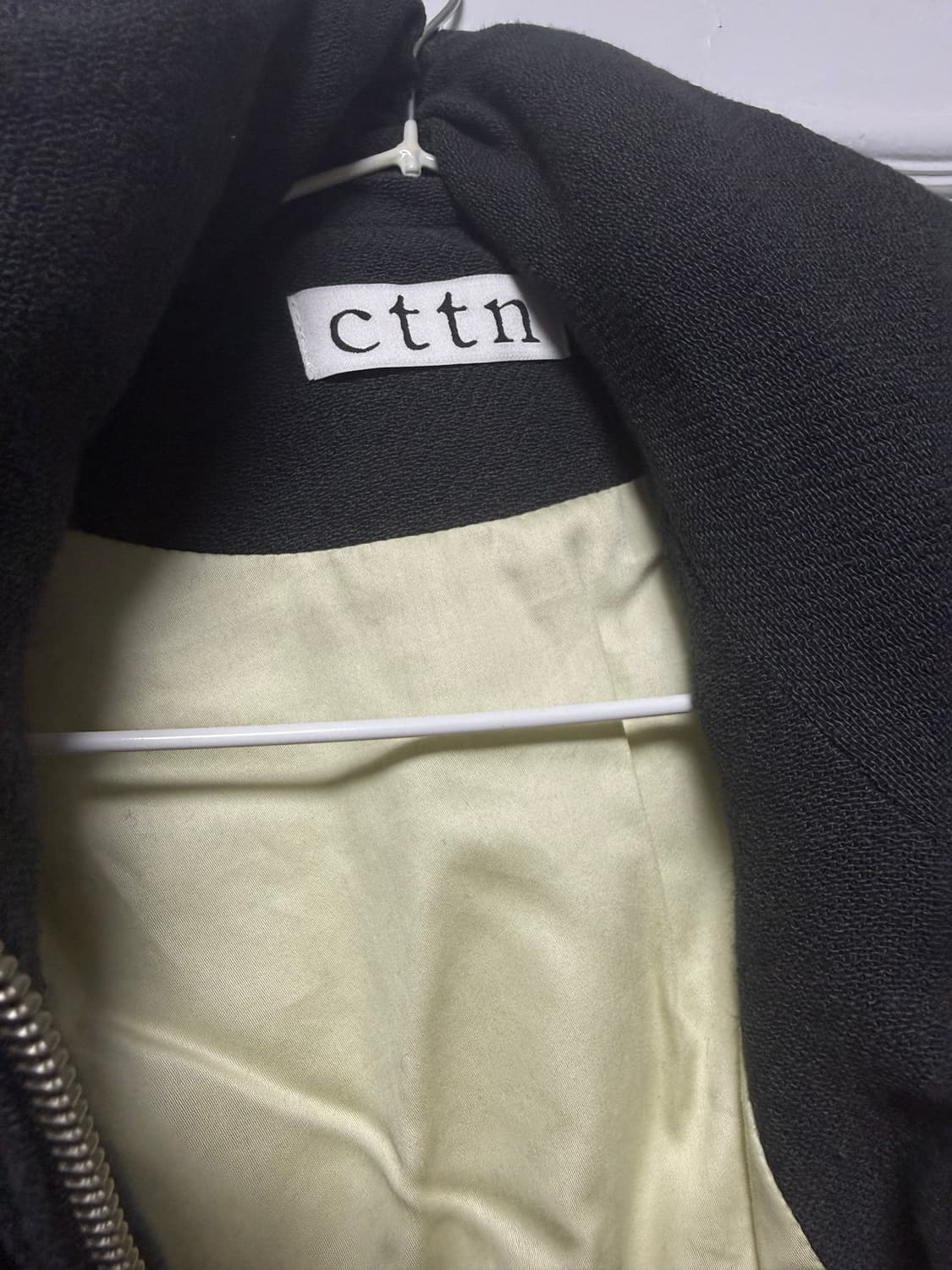 Cttn/씨티티엔/ 먹색자수 얇은 패딩 상품이미지2