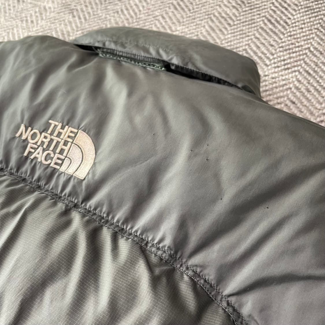 [105] 노스페이스 센터로고 700 무광 그레이 눕시 패딩 상품이미지7