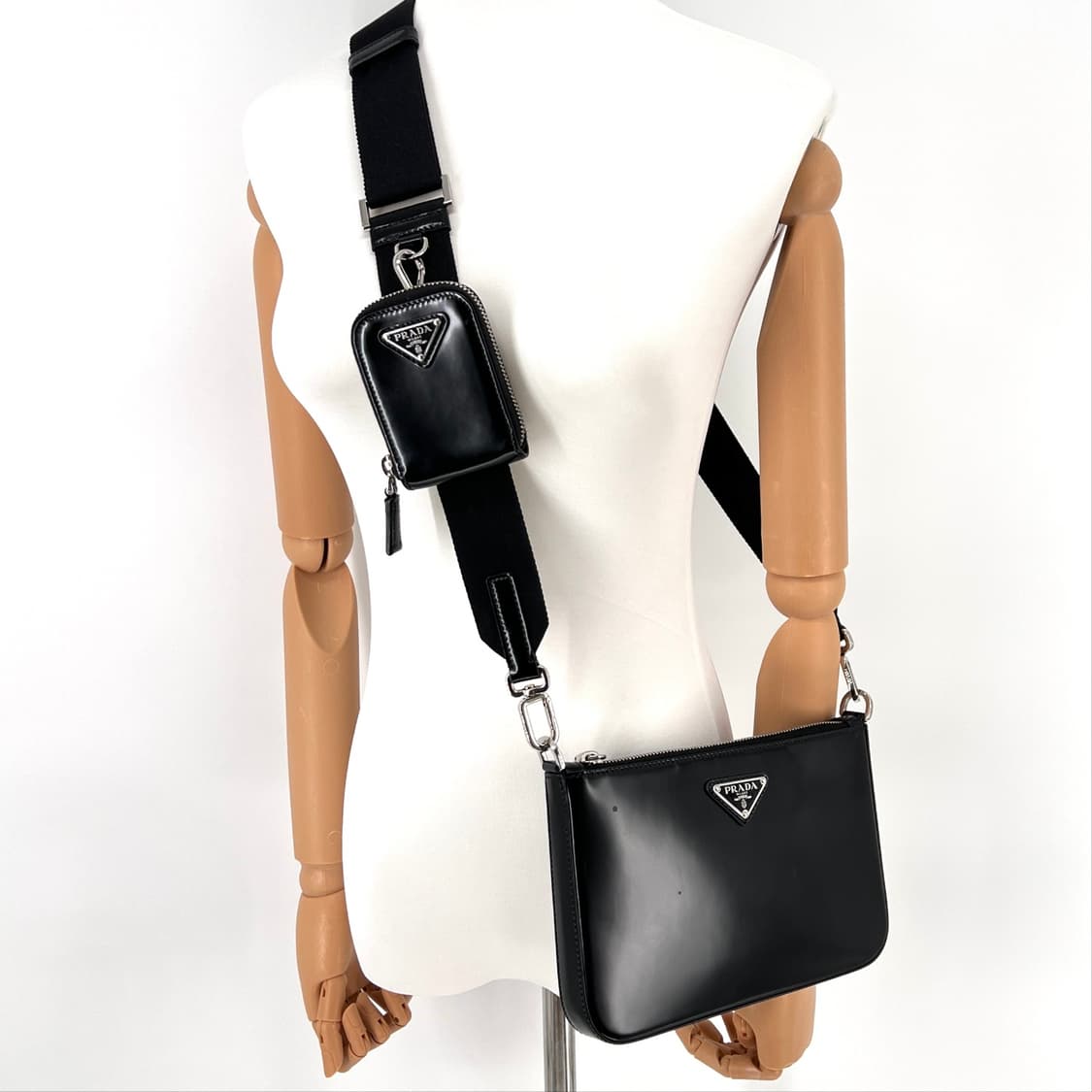 프라다 브러시드 삼각로고 크로스백 블랙 (2VH129) 상품이미지8