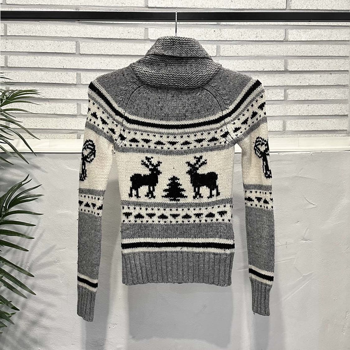 Aritzia TNA 코위찬 집업 가디건 레인디어 패턴 디테일 그레이 상품이미지3