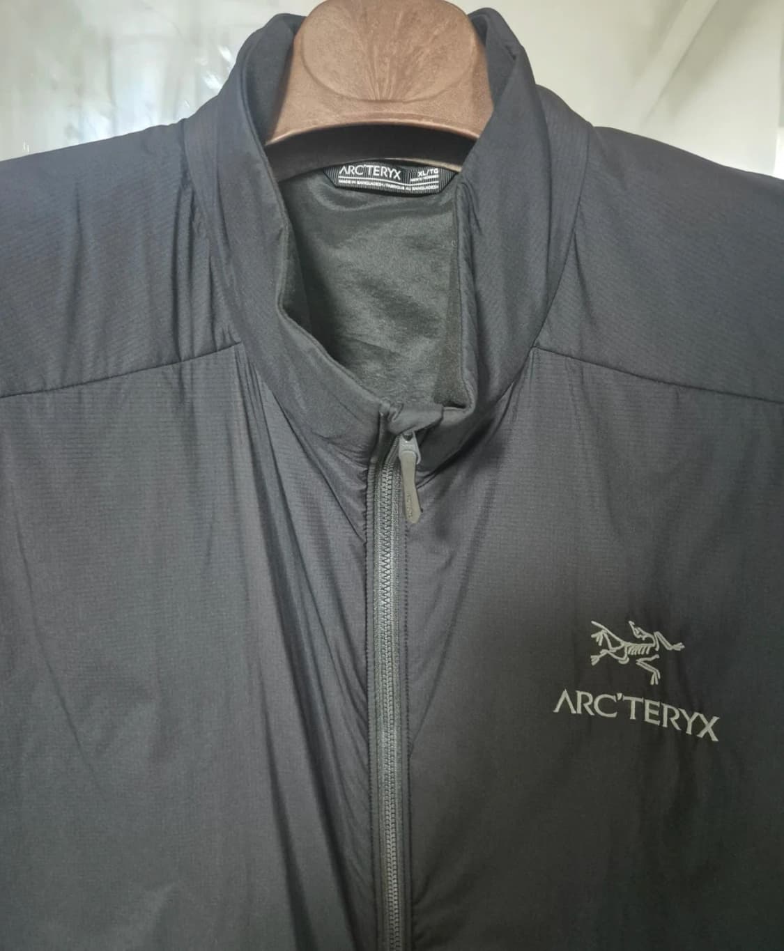 아크테릭스 아톰 자켓 블랙 색상 XL사이즈입니다. 등산이나 캠핑할 때 입 상품이미지3