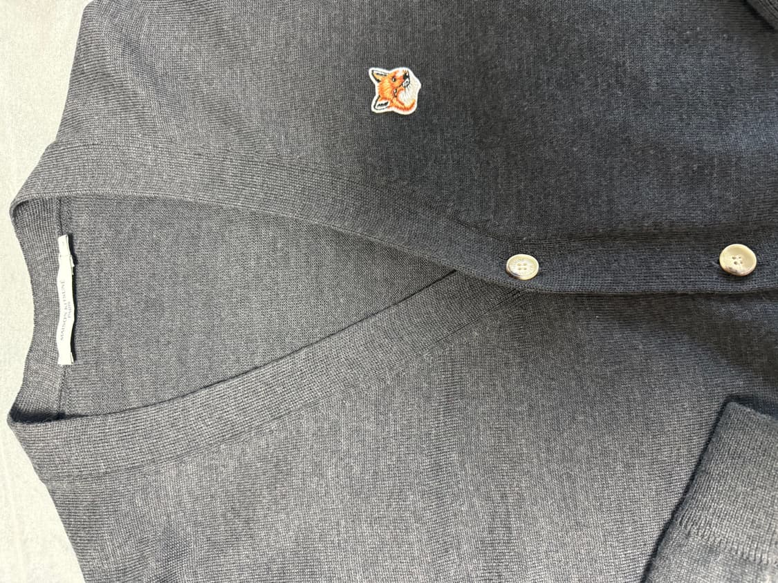 메종키츠네 폭스 헤드 가디건 차콜 L사이즈 GU00542KT1036 상품이미지3