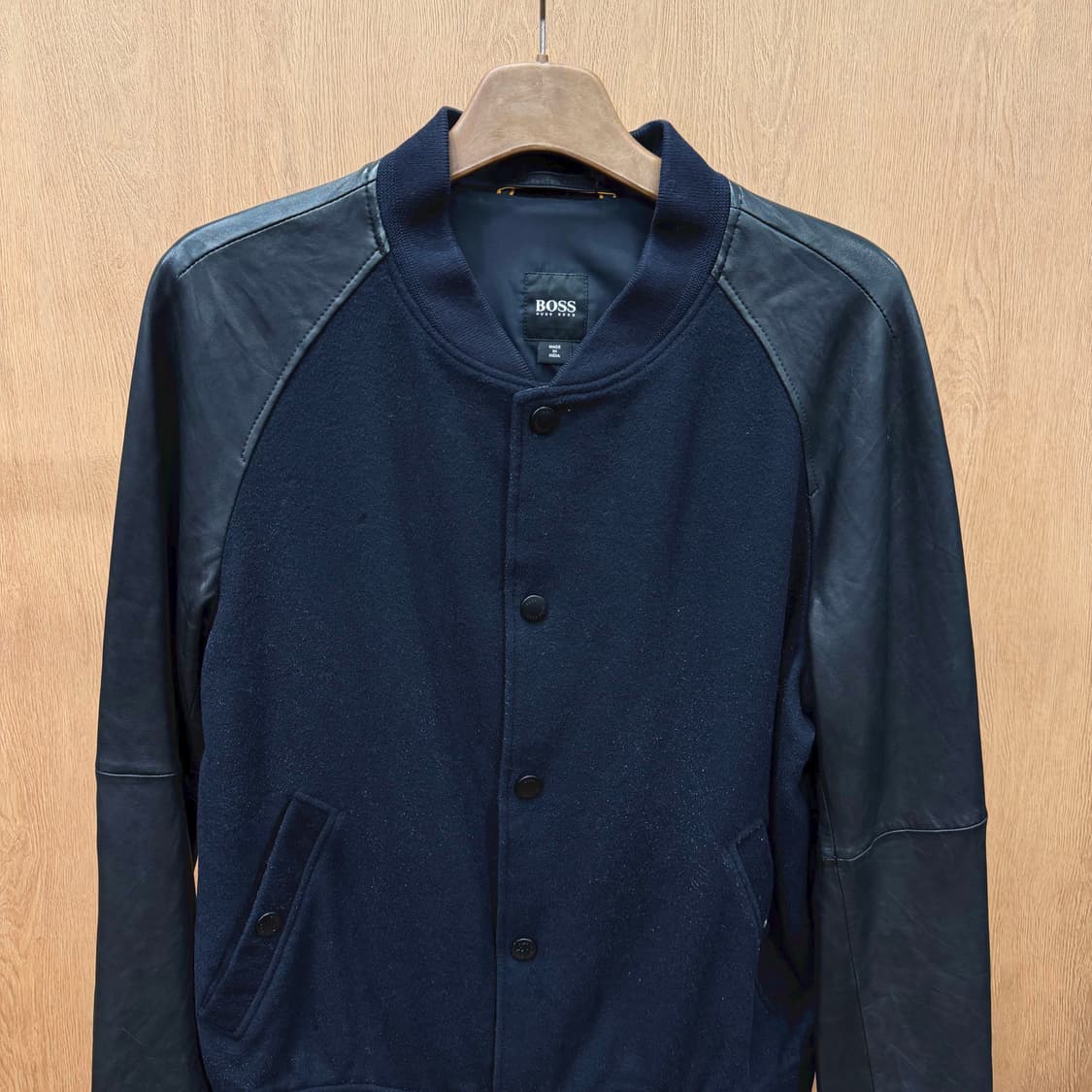 휴고 보스 블루종 자켓 레더 슬리브 배색 래글런 디테일 레귤러핏 네이비 상품이미지4