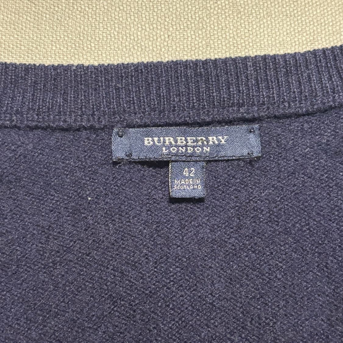 42 버버리 브이넥 네이비 니트  상품이미지4