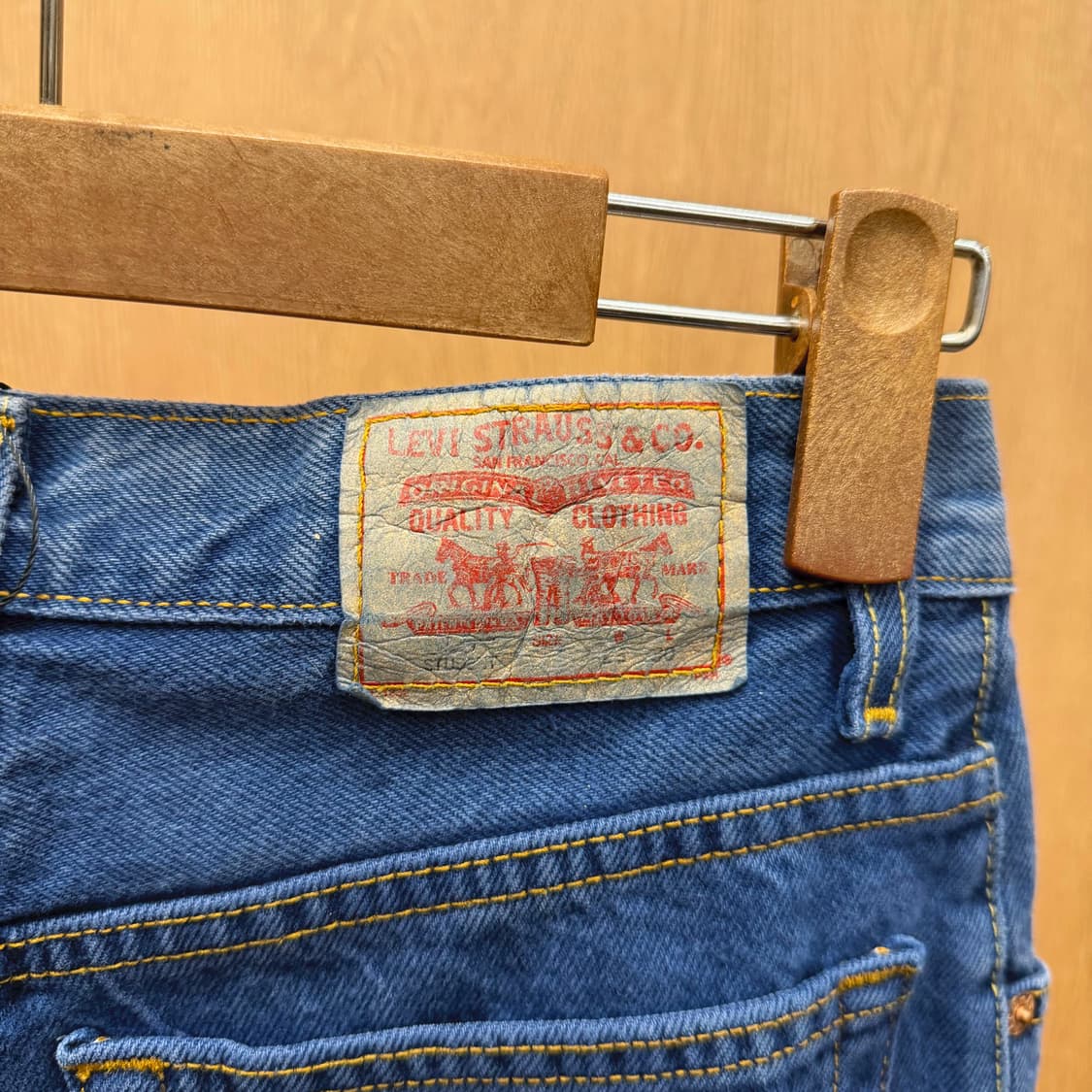 리바이스 코튼 미니 스커트 밑단 프린지 백 포켓 로고 탭 디테일 블루 상품이미지6