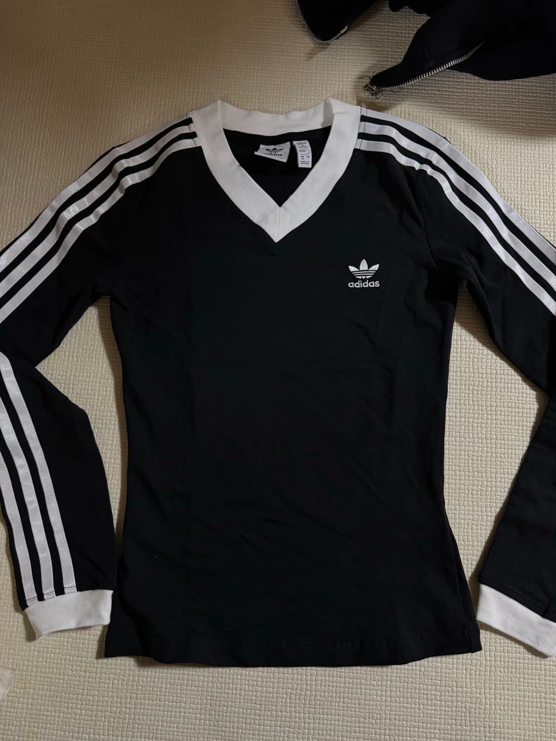 아디다스 브이넥 롱슬리브 티셔츠 블랙 - IY7247 상품이미지1