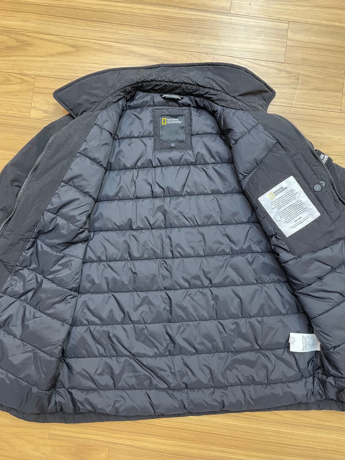 내셔널지오그래픽 경량 점퍼 블랙 색상 L 사이즈입니다. N214M 모델이 상품이미지5