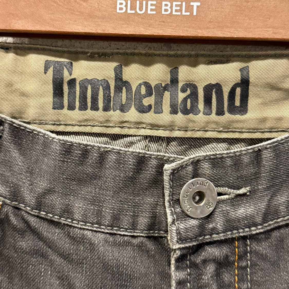 팀버랜드 샌드워싱 데님팬츠 스트레이트핏 백 레더 로고 패치 디테일 흑청 상품이미지6