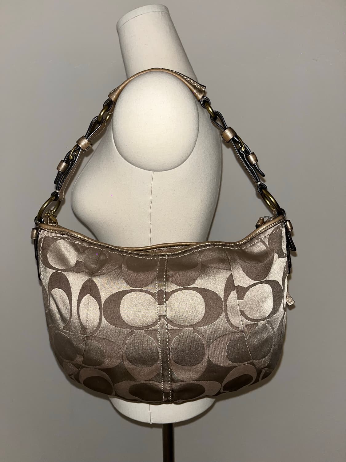 Coach Gold Half Moon Shoulder Bag 상품이미지8