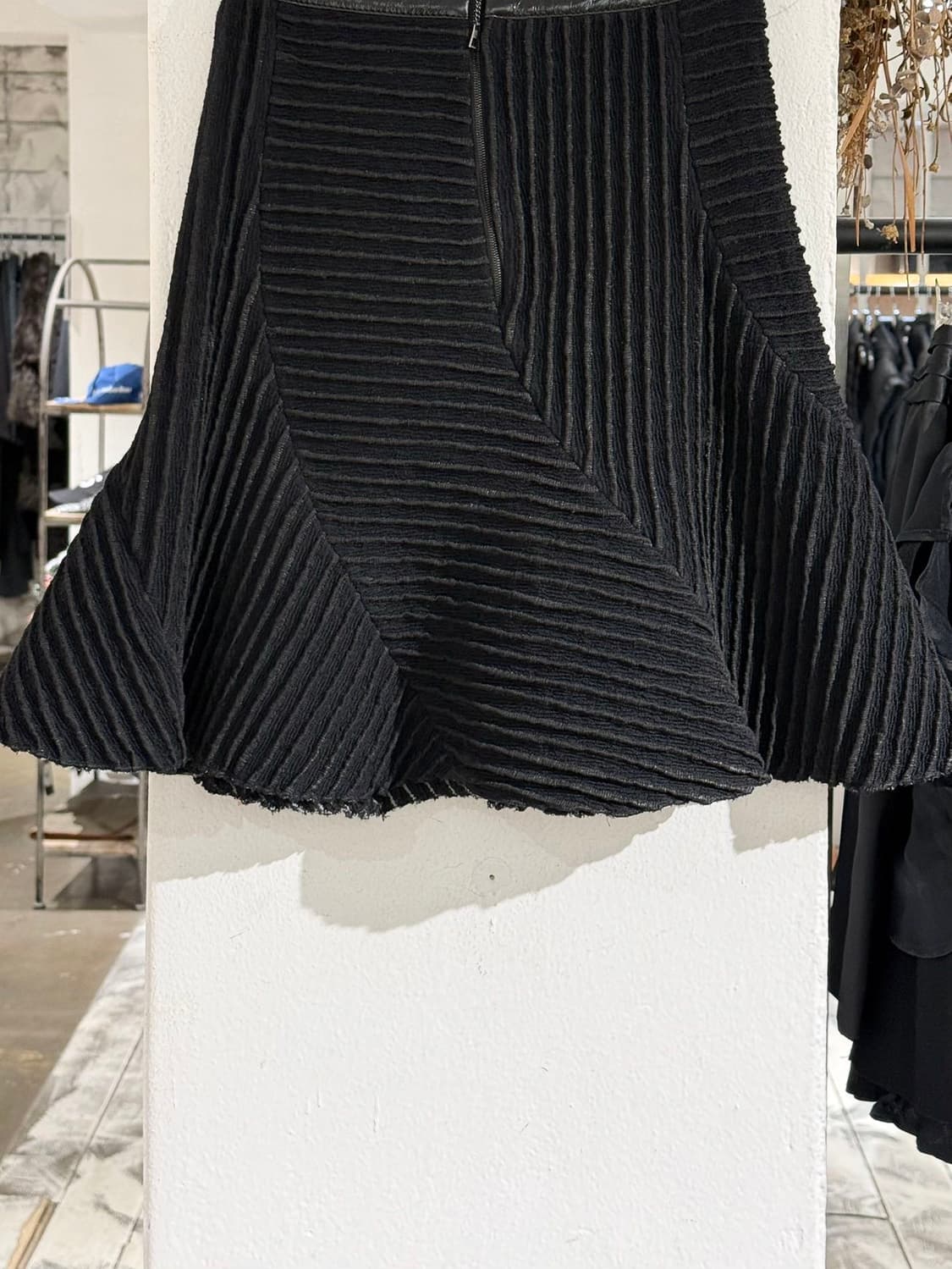 루이비통 블랙 코티드 울 플레어 미디 스커트 상품이미지6