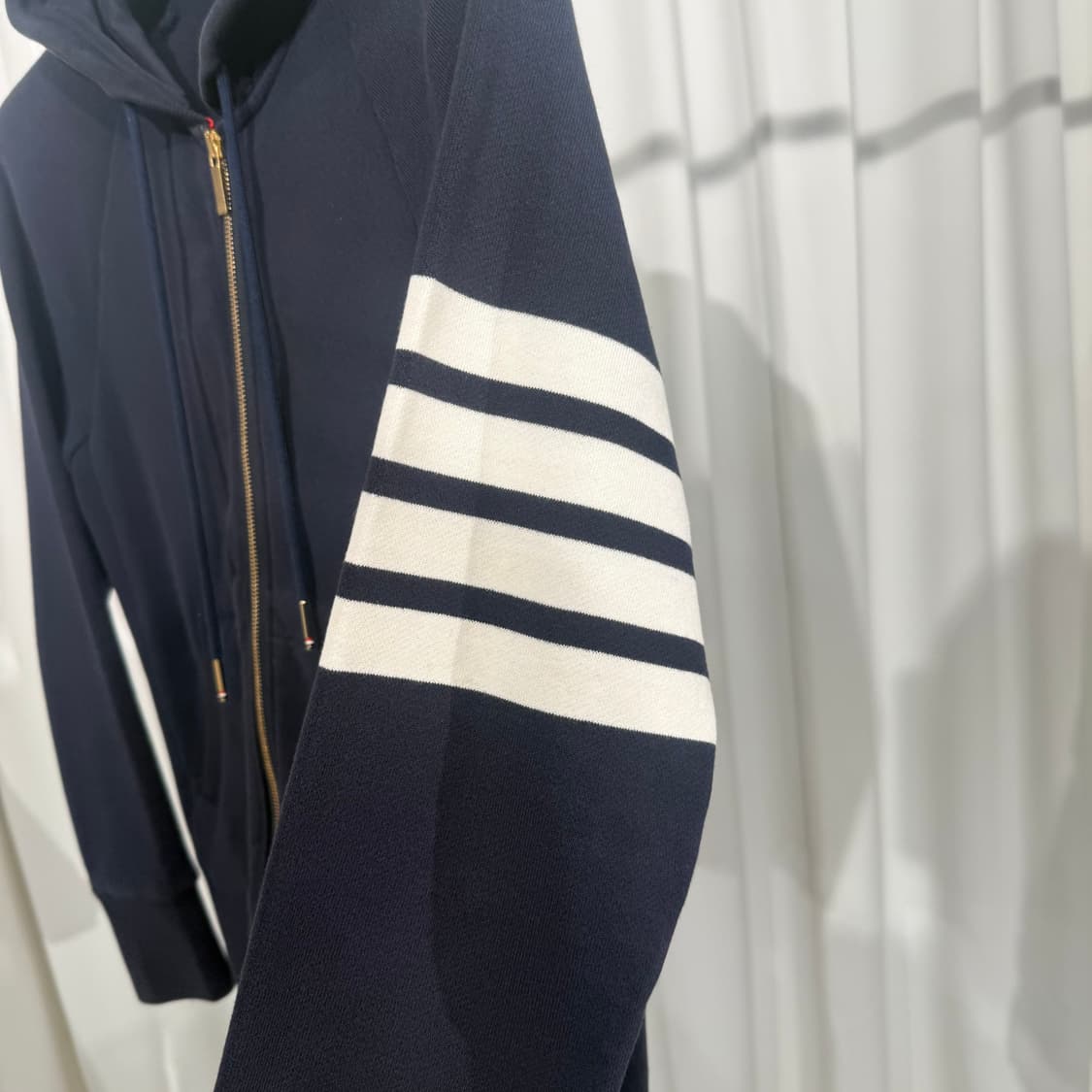 톰브라운 사선완장 금장 후드집업 25년식 3사이즈 상품이미지4