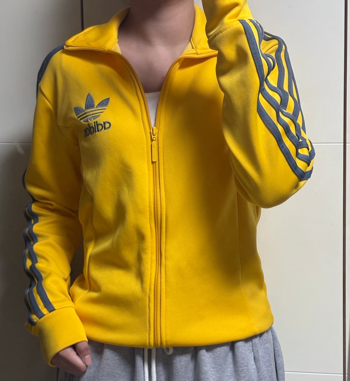 아디다스 빅로고 옐로우 그레이 져지 상품이미지1