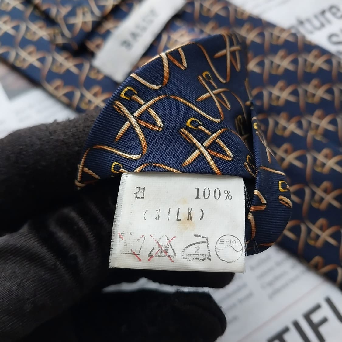 발리 실크 네이비 로고 패턴 넥타이 9.7cm A+등급 k2516
 상품이미지8