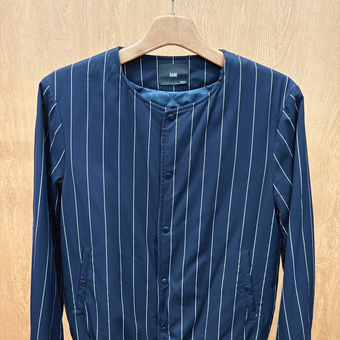 하레 노카라 라운드넥 라이트 자켓 스트라이프 패턴 포켓 디테일 네이비 상품이미지4