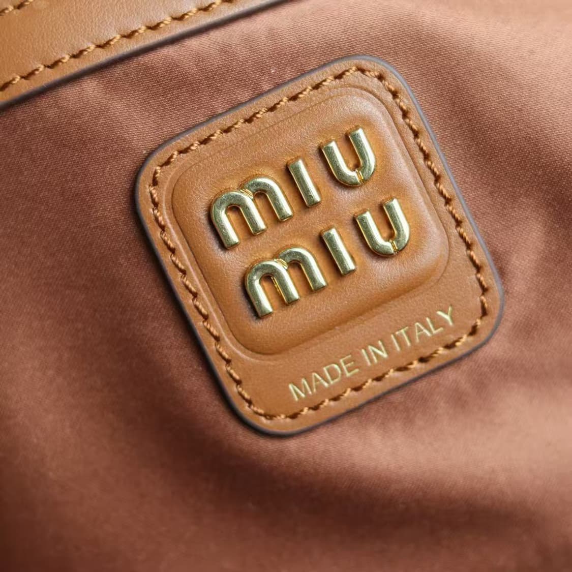 미우 미우 가죽 탑 핸들백 코냑 상품이미지7
