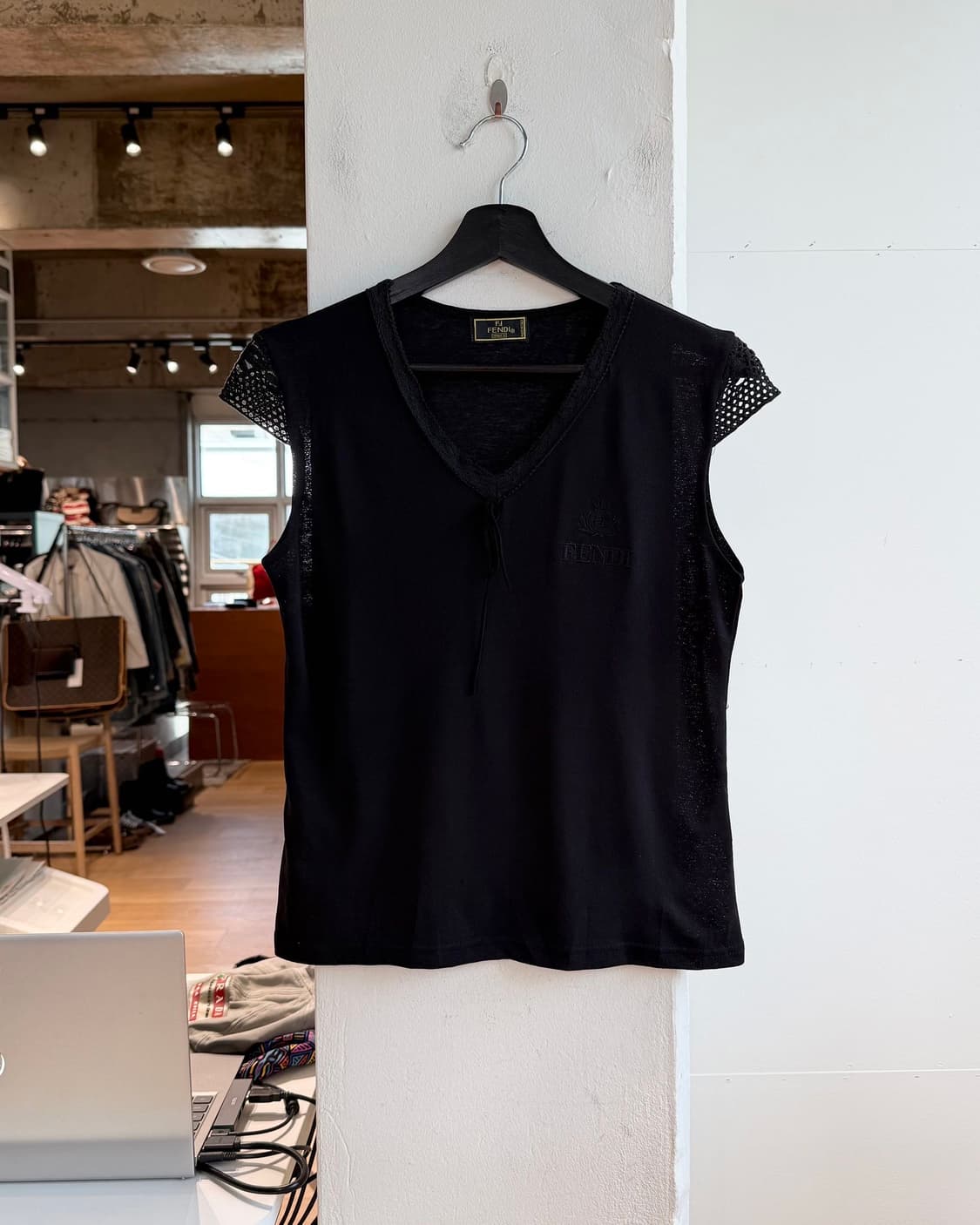 펜디 블랙 로고자수 브이넥 슬리브리스  상품이미지2